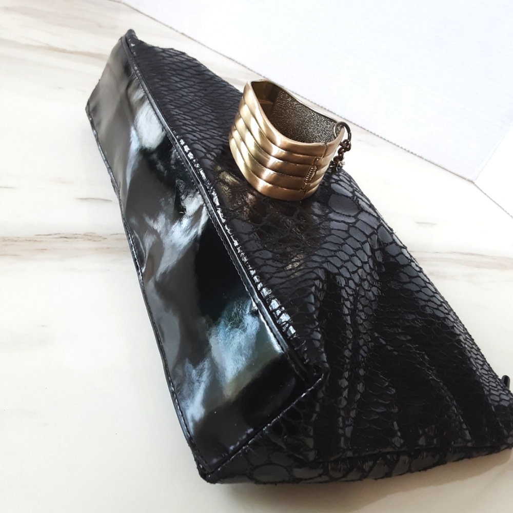 BLACK VEGAN LEATHER EMBOSSED SNAKE SKIN GOLD TONE BRACELET CLUTCH - Picture 3 of 6